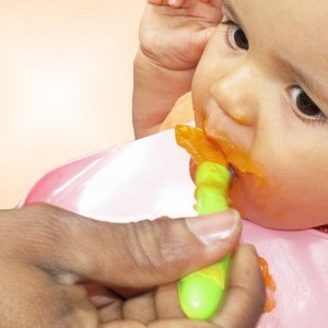 Richtig temperierter Babybrei schmeckt dem Baby! (Bild: Helene Souza, pixelio.de)
