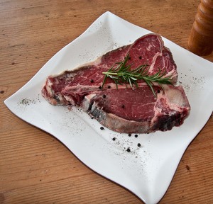 Steaks kann man einfach so auf den Grill legen - oder selbst marinieren. Da weiß man, was man hat. (Bild: Marianne J., Pixelio.de)
