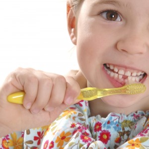 Die Rate Karies bei Kindern ist leicht zurückgegangen - Eltern sollten aber nicht nur aufs regelmäßige Zähneputzen achten, sondern auch auf die richtige Ernährung - und sie sollten ansteckungsgefahren ausschließen. (Bild: "proDente e.V." )